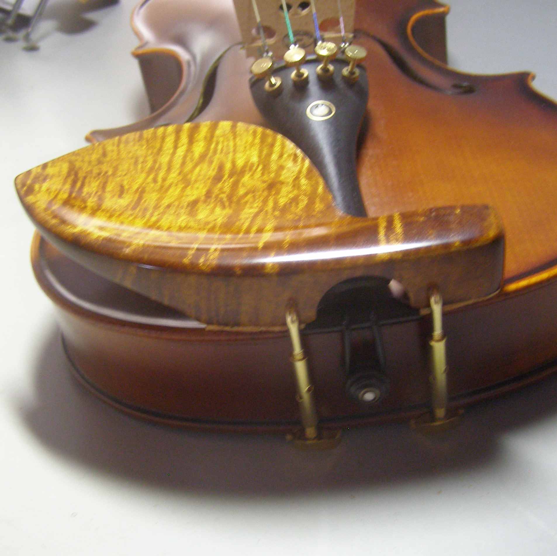ピンクアイボリー　バイオリン顎当て　ガルネリ型